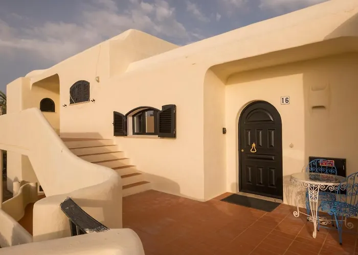 Cozy Beach Apartment W/ Sea View, Free Parking & Ac