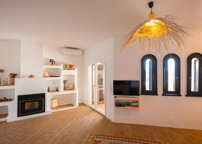 Cozy Beach Apartment W/ Sea View, Free Parking & Ac