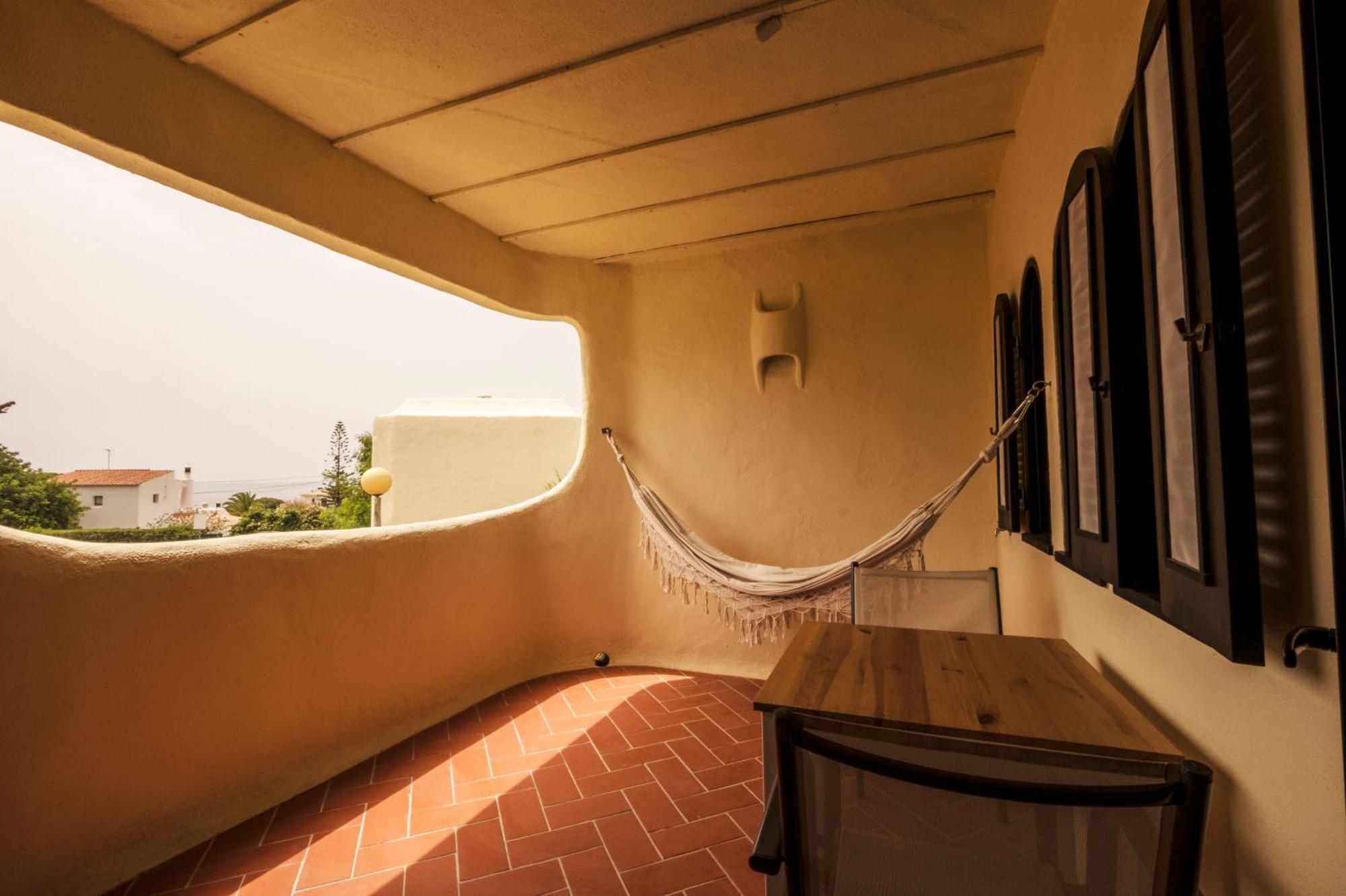 Cozy W/ Sea View, Free Parking & Ac *